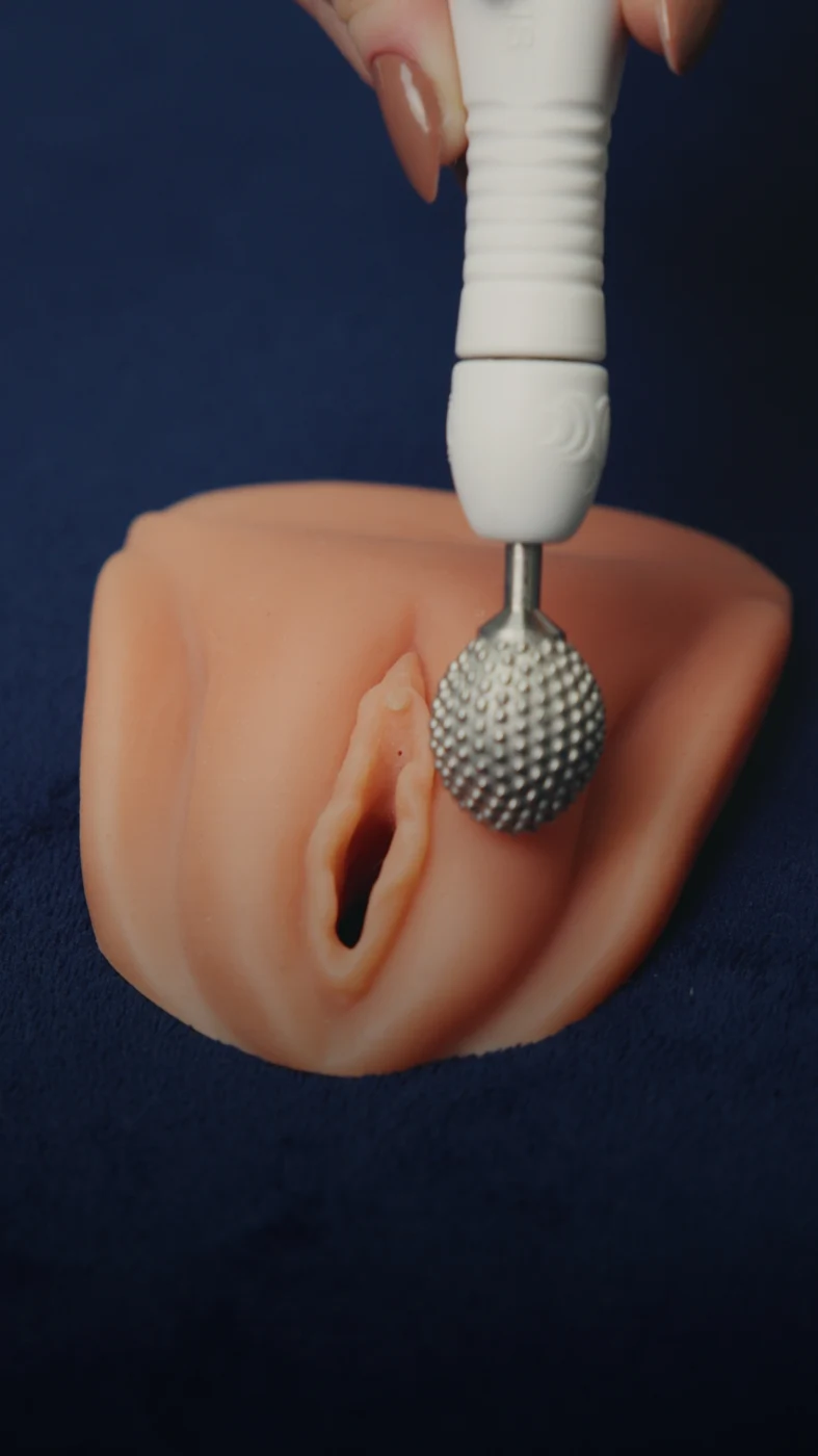 Detalhe de aplicador posicionado sobre modelo anatômico de silicone, em demonstração educativa